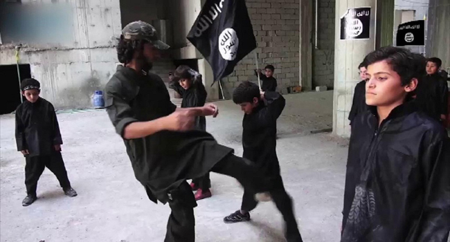 دخيل تدعو الحكومة للتعامل بجرأة مع "لقطاء" داعش